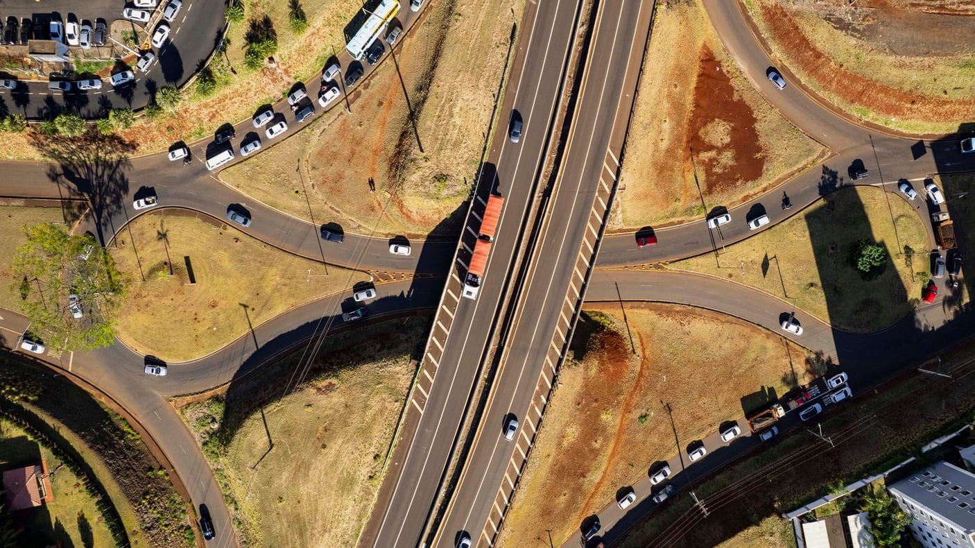 Rodovia BR-174 cercada por vegetação na região de Presidente Figueiredo